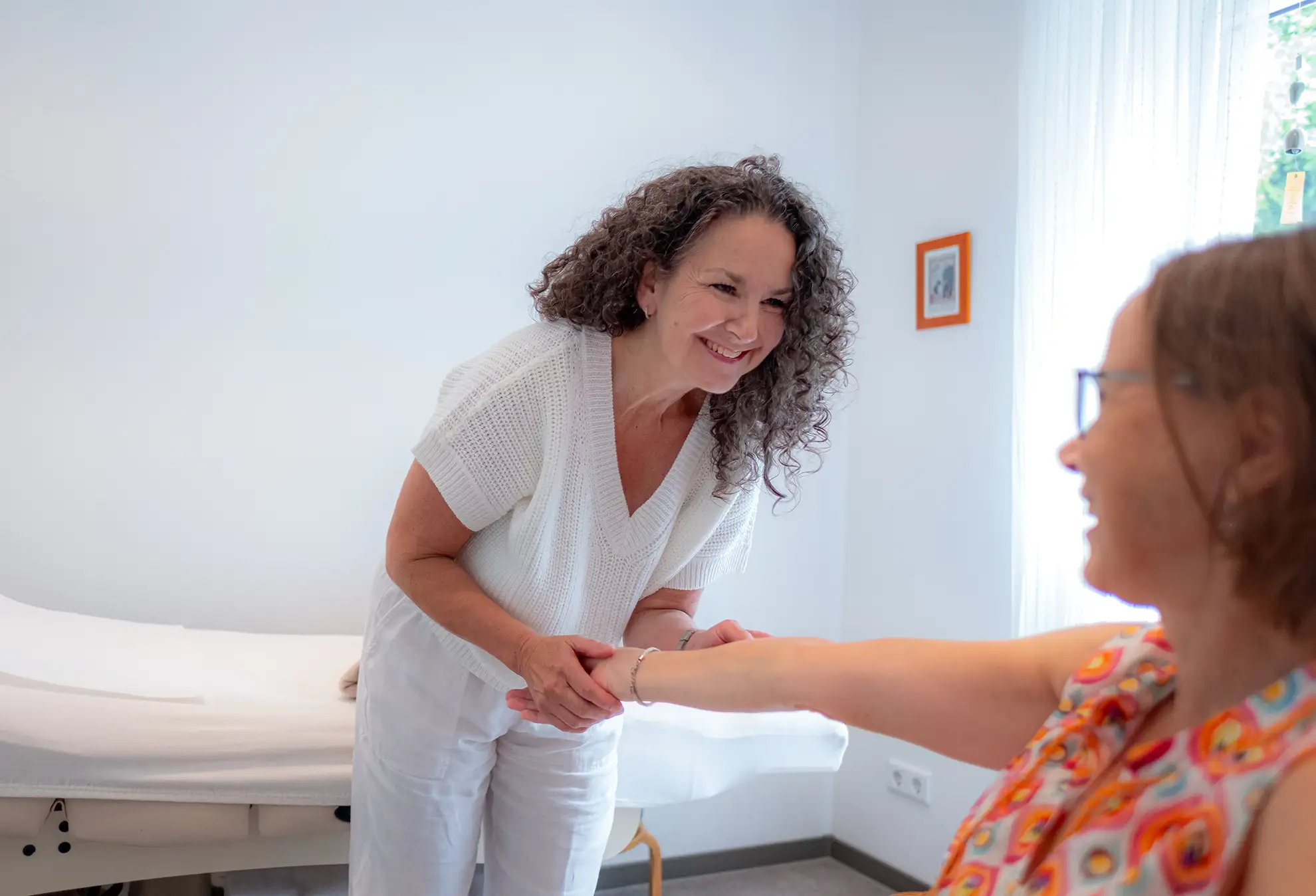 Ulrike Töpperwien mit Patientin - Thema: gesunde Haut
